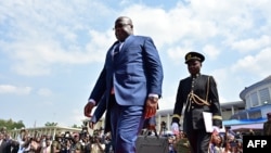 Mokozn ya RDC Félix Tshisekedi (R) na officier d'ordonnance na ye, Kinshasa, le 24 janvier 2019.