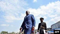 Félix Tshisekedi, le nouveau président congolais, est suivi par son officier d'ordonnance, lors de son investiture, à Kinshasa, le 24 janvier 2019.