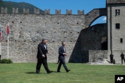 El secretario de Estado de Estados Unidos, Mike Pompeo, izquierda, y el ministro de Exteriores suizo, Ignazio Cassi, conversan en el CastelGrande en Bellinzona, Suiza, el domingo 2 de junio de 2019.
