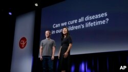 CEO Facebook Mark Zuckerberg dan istrinya Priscilla Chan, bersiap memberikan sambutan di San Francisco, 20 September 2016. 