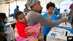 Une mère africaine et son bébé (AP)