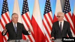 Ngoại trưởng Mỹ Rex Tillerson (trái) và Ngoại trưởng Ba Lan Jacek Czaputowicz phát biểu tại một cuộc họp báo ở Warsaw, Ba Lan, ngày 27 tháng 1, 2018.