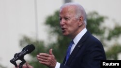 Presiden Joe Biden memberikan sambutan pada peresmian Dodd Center for Human Rights di University of Connecticut di Storrs, Connecticut, AS, 15 Oktober 2021. (Foto: REUTERS/Leah Millis)