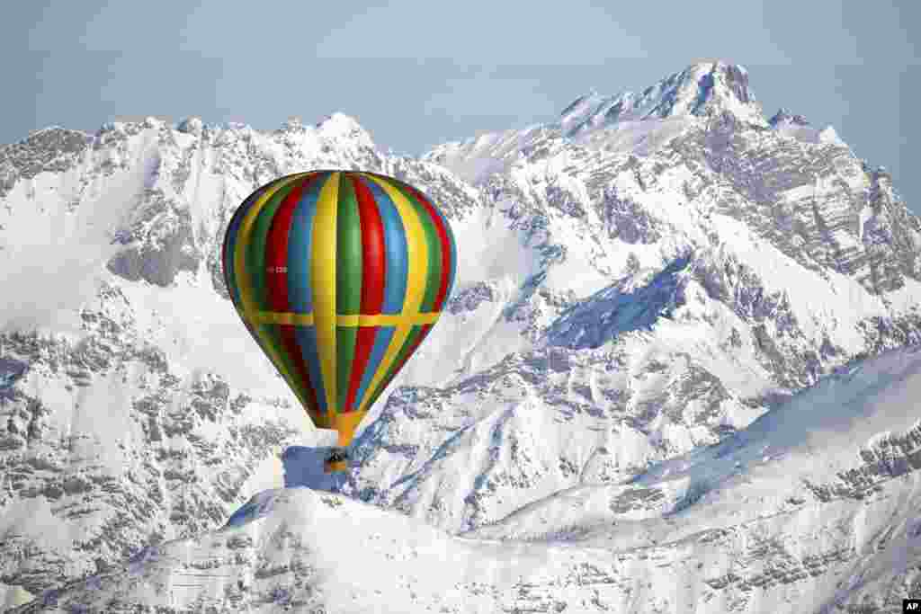 یک بالن در کوهستان های اتریش.