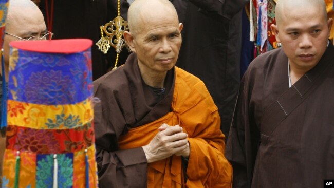 Thiền sư Thích Nhất Hạnh trong lần trở về Việt Nam năm 2007.