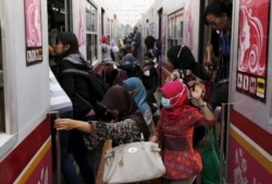 Kereta komuter perempuan di stasiun Duri di Jakarta, 2 Oktober 2015. (Foto: REUTERS/Beawiharta)