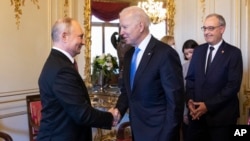 Presiden Joe Biden dan Presiden Rusia Vladimir Putin berjabat tangan saat pertemuan di Jenewa, Swiss, 16 Juni 2021.