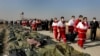 Les secouristes portent le corps d'une victime de l'accident d'avion à Shahedshahr, au sud-ouest de la capitale Téhéran, Iran, mercredi 8 janvier 2020.
