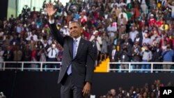 Tổng thống Obama gửi lời từ biệt Kenya hôm chủ nhật 26/7 bằng bài diễn văn tại sân vận động Safaricom bên ngoài thủ đô Nairobi.