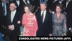 Couples présidentiels : Les Égyptiens Anwar al-Sadat et Jihan al-Sadat, et les Américains Jimmy Carter et Rosalynn Carter à la Maison Blanche, le 26 mars 1979.