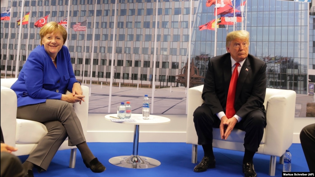 La canciller de Alemania, Angela Merkel, y el presidente de EE.UU., Donald Trump, posan para una fotografÃ­a previo a una reuniÃ³n bilateral al margen de la cumbre de la OTAN en Bruselas el miÃ©rcoles, 11 de julio de 2018.