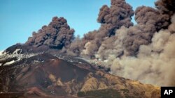 Gunung Etna di Catania, Italia terus mengeluarkan abu dan lahar, dan mengakibatkan gempa bumi di kawasan itu.