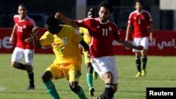 Le Zimbabwe joue contre l'Égypte lors des qualifications au stade d'Harare, le 9 juin 2013.
