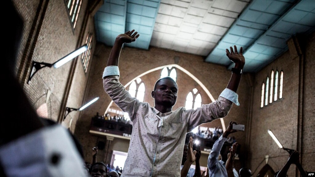 Un homme prie lors d'une messe en mémoire des victimes d'une répression à Kinshasa, le 12 janvier 2018.