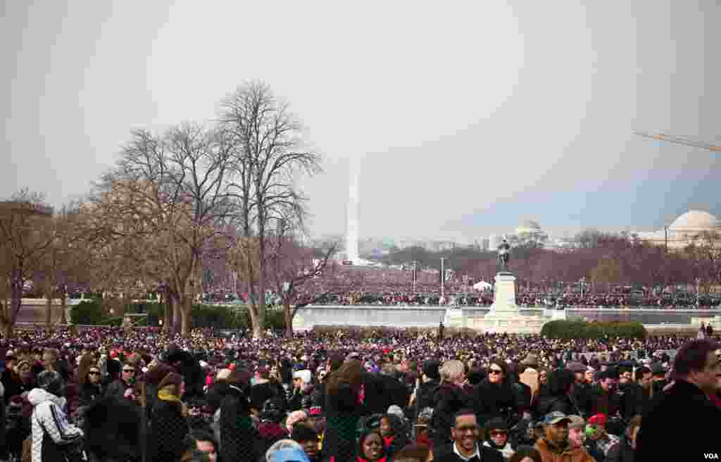 A view of the Washington Monument and the crowd on Inauguration Day, January 21, 2013. (Alison Klein/VOA)