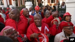 Julius Malema, du parti Economic Freedom Fighters (EFF) devant le parlement sud-africain jeudi 21 août 2014 (AP)
