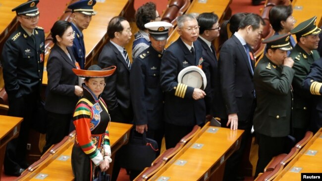 全国人大代表2019年2月8日在北京人大会堂出席第二次会议后离席。