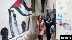 Aktor sekaligus aktivis, Susan Sarandon, saat berkunjung ke kamp pengungsi Burj al-Barajneh di Beirut, Lebanon, pada 4 Maret 2019. (Foto: Reuters/Mohamed Azakir)