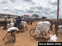 Plusieurs cargaisons de farine de maïs commandés par le gouvernement provincial et par les commerçants en provenance de l'Afrique du Sud, en RDC. (VOA/Narval Mabila)