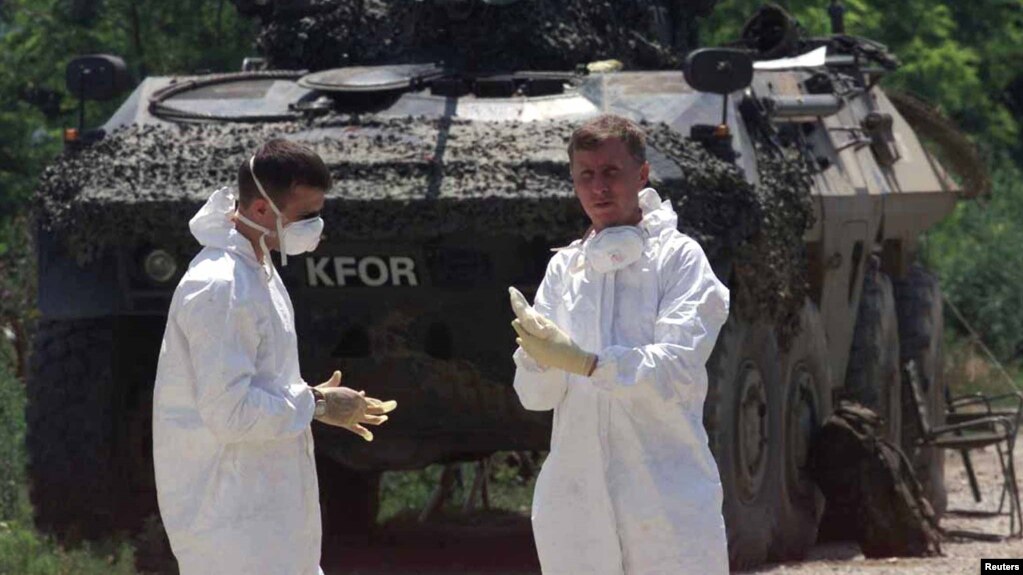 Hetuesit britanik në fshatin Krushë në qershor të vitit 1999