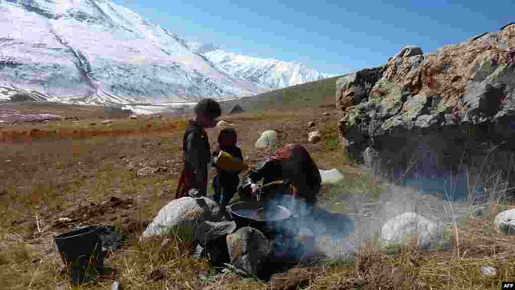 د واخان اوسیدونکي چې اکثر یې قرغیزیان دي کوچیانو ته ورته ژوند لري او د کال په مختلفو فصلونو کې ددې ولسوالۍ له یو ځای نه بل ځای ته کډه کوي