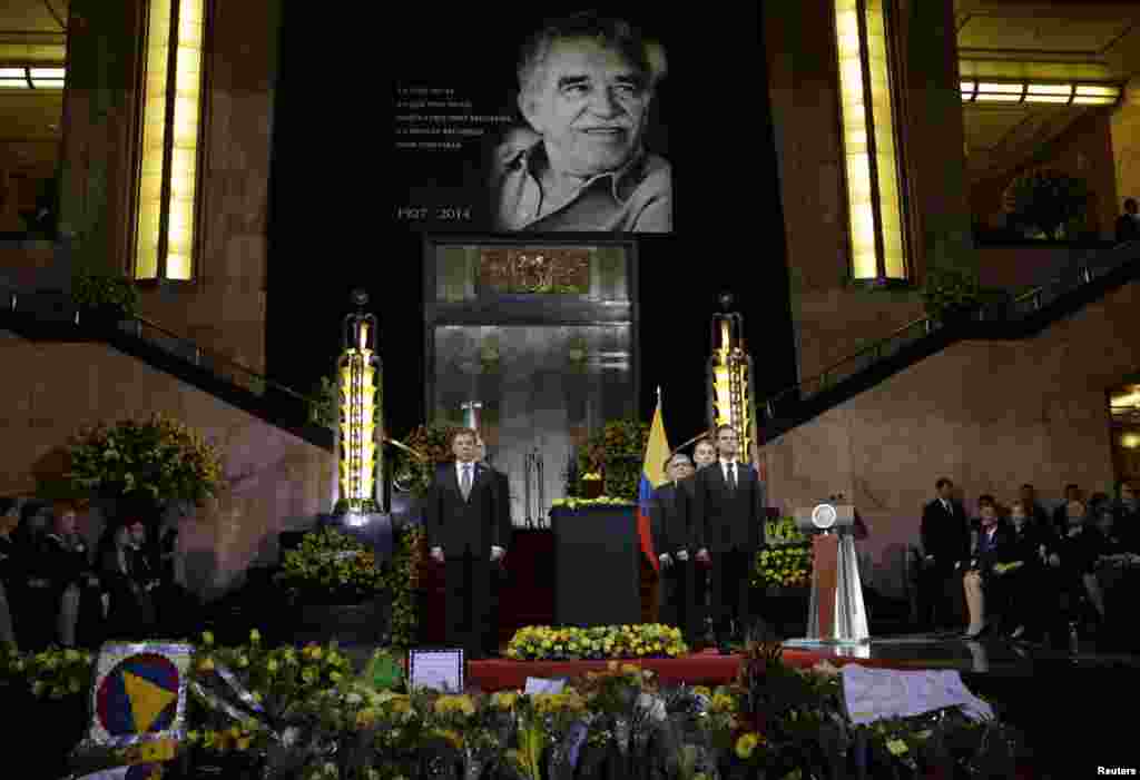 Colombian President Juan Manuel Santos (left) and his Mexican counterpart, Enrique Pena Nieto (right), stand next to an urn containing the ashes of late Colombian Nobel laureate Gabriel Garcia Marquez at a ceremony honoring him, Mexico City, April 21, 2014.&nbsp;