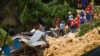 Nhân viên cứu hộ tìm kiếm người sống sót trong vụ lở đất ở thành phố Naga hôm 20/9.