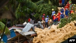 Regu penyelamat melakukan pencarian korban di lokasi longsor di Kota Naga, di pulau wisata populer Cebu, 20 September 2018. 