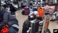 Travelers and evacuees stranded at Cairo airport, Jan 30, 2011