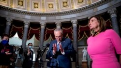 Prezidant' Chanm Depite a, Nancy Pelosi (adwat) avèk lidè minorite a nan Sena a, Chuck Schumer, ki te mennen negosyasyon yo pou Pati Demokrat la.