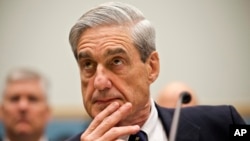 Direktur FBI Robert Mueller menghadiri rapat terkait kebocoran di program NSA di Capitol Hill, Washington (13/6).