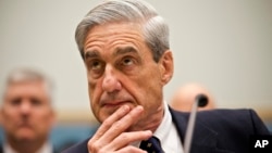 ອະດີດ​ຜູ້ອຳນວຍການ ​ຂອງ​ອົງການ​ສັນຕິ​ບານ​ກາງ ຫຼື FBI ທ່ານ Robert Mueller ນັ່ງຟັງຄຳໃຫ້ການທີ່ລັດຖະສະພາ ຢູ່ວໍຊີງຕັນ, 13 ພຶດສະພາ 2013.