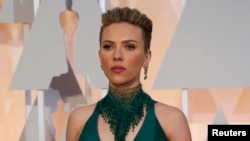 Aktris Scarlett Johansson pada acara Academy Awards 2015 di Hollywood, California. (Reuters/Mario Anzuoni)