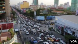 Rush hour traffic in Phnom Penh, Cambodia, November 11, 2016. (Hean Socheata/VOA Khmer)