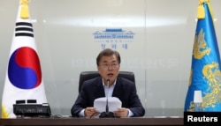 문재인 한국 대통령은 4일 청와대에서 국가안전보장회의(NSC) 전체회의를 주재하고 있다.