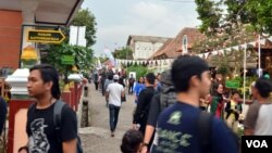 Puluhan ribu penonton datang ke desa Pandowoharjo Sleman Yogyakarta untuk menyaksikan NgayogJazz yang berlangsung dari pukul 10 pagi hingga tengah malam, Sabtu 21/11 (VOA/Munarsih).