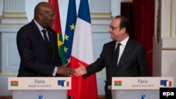 Le président français François Hollande, à droite, et le président du Burkina Faso, Roch Kabore, à gauche, se serrent la main à l'issue d’un point de presse tenu au terme une réunion à l'Elysée à Paris, France, 5 avril 2016. EPA / IAN LANGSDON