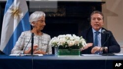El ministro de Economía de Argentina, Nicolás Dujovne y la directora gerente del FMI, Christine Lagarde, durante una conferencia de prensa en el Consulado de Argentina el miércoles 26 de septiembre de 2018.