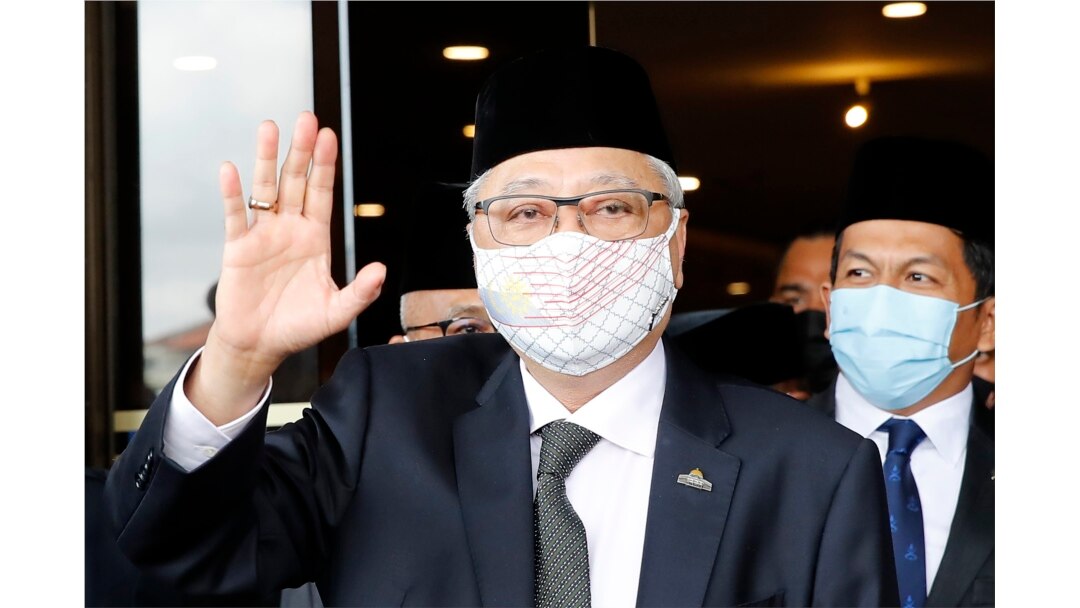 Mantan Wakil Perdana Menteri Ismail Sabri Yaakob melambaikan tangan kepada media saat berangkat menuju istana nasional dari Markas Besar UMNO di Kuala Lumpur, Malaysia, Kamis, 19 Agustus 2021.