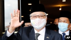 Former Deputy Prime Minister Ismail Sabri Yaakob waves to media as he departure to national palace from UMNO Headquarters in Kuala Lumpur, Malaysia, Thursday, Aug. 19, 2021.