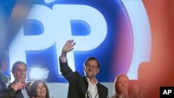 Popular Party leader and current Prime Minister Mariano Rajoy greets supporters from the balcony of the party's headquarters in Madrid, Dec. 20, 2015.