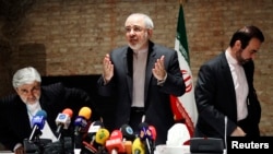 Iranian Foreign Minister Mohammad Javad Zarif (C) and diplomats leave a news conference in Vienna, July 15, 2014.