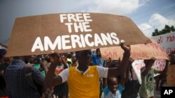 아이티 수도 포르토프랭스 인근 주민들이 19일 미국인 등 피랍자들의 석방을 요구하는 시위를 벌이고 있다.