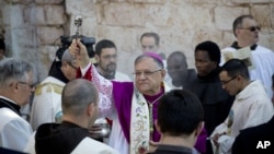 拉丁礼耶路撒冷宗主教福阿德•特瓦尔（中）圣诞节前夜来到伯利恒圣诞教堂。（2015年2月24日）