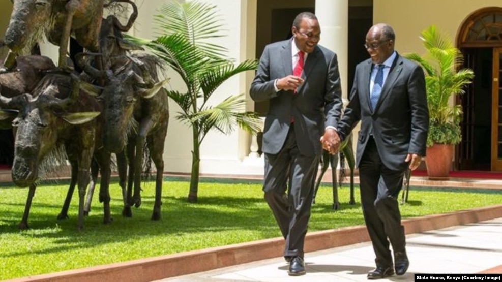 Kenyan President Uhuru Kenyatta, left, and Tanzanian counterpart John Magufuli clasp hands during Magufuli's state visit to Nairobi, Oct. 31, 2016. The two hope to strengthen their countries' economic ties.