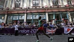 Wanariadha katika mbio za marathon wakikimbia kupita mbele ya soko la Leadenhall, London