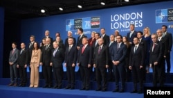 4일 런던 나토 정상회의에 참석한 회원국 정상들이 기념촬영을 했다.