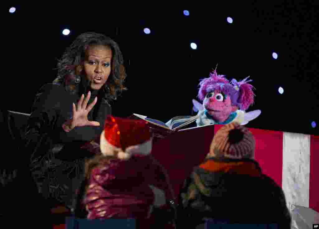 La primera dama, Michelle Obama, lee el cuento &quot;Esa noche antes de Navidad&quot;, junto a una marioneta.