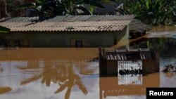 Sebuah rumah terendam banjir di Mario Campos, negara bagian Minas Gerais, Brazil, 12 Januari 2022. (REUTERS/Washington Alves)