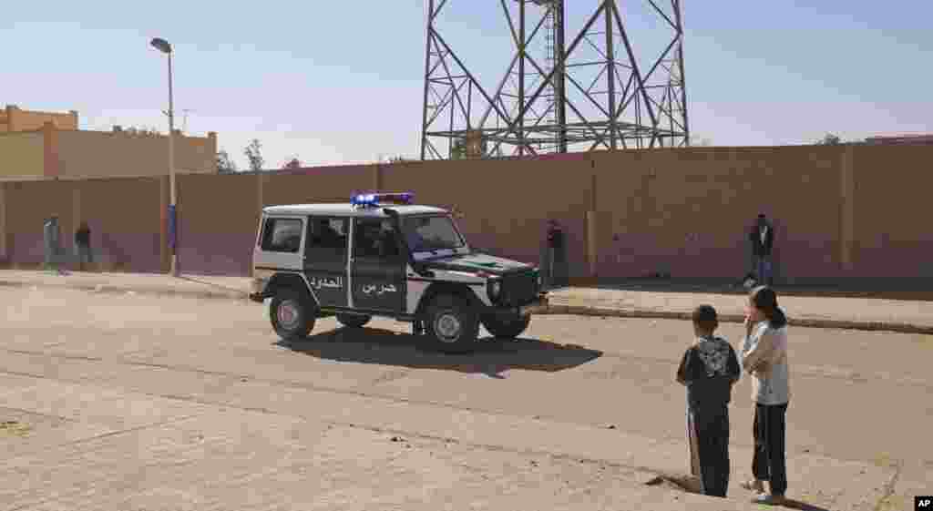 An Algerian border guard intervention brigade vehicle is seen in a street of Ain Amenas, near the gas plant where hostages have been kidnapped by Islamic militants, January 19, 2013. 